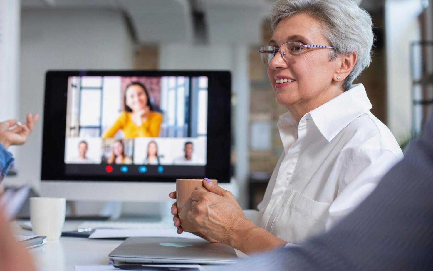 Sparschwein und Taschenrechner auf einem Schreibtisch