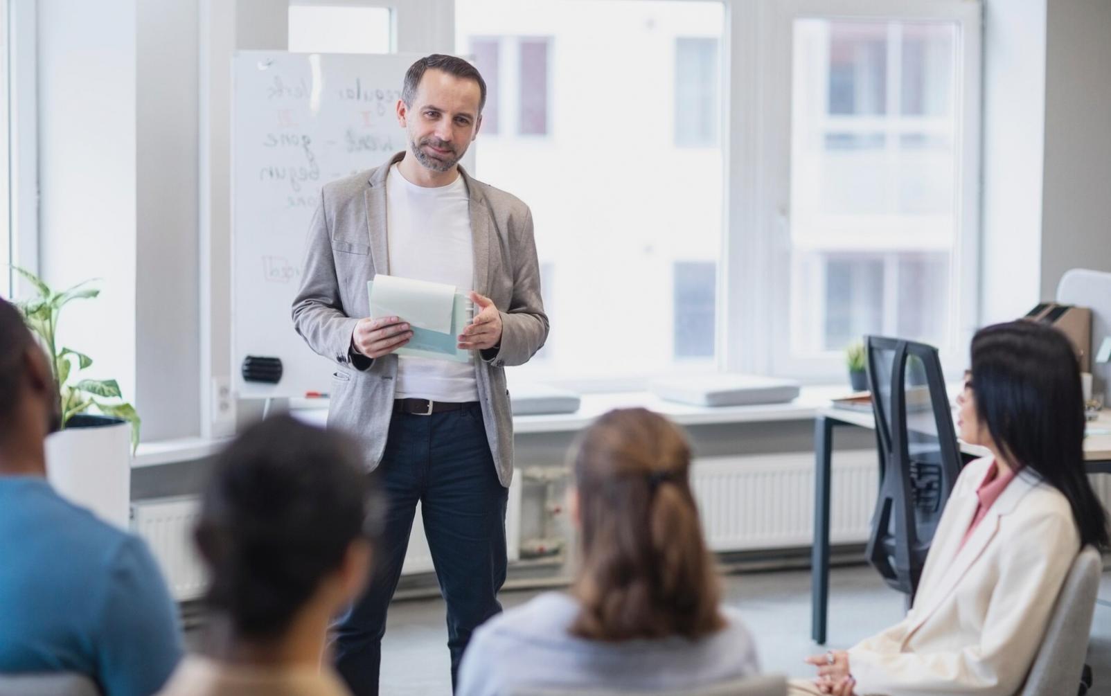 Familie plant gemeinsam ihr Budget am Küchentisch